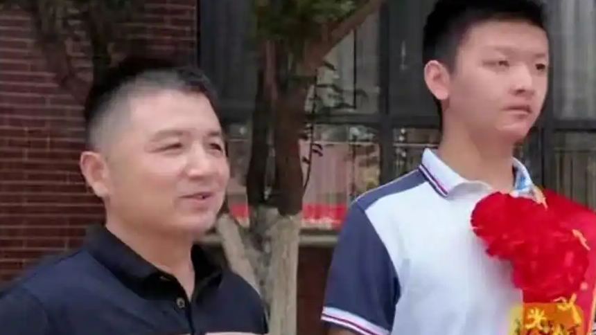 一家三口既是战友也是校友热搜配图