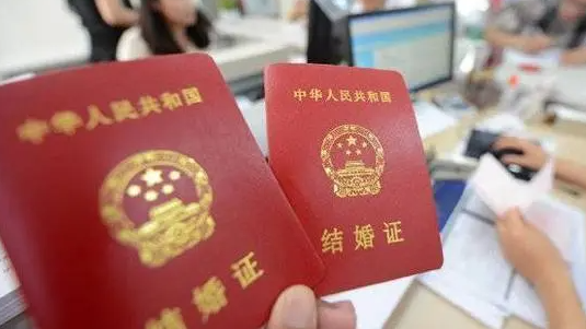 地铁站也能办结婚证了 上万人赶来热搜配图